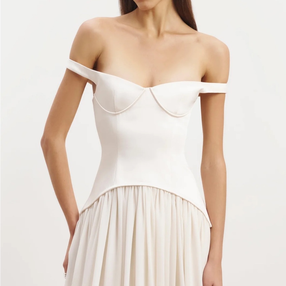 Off-Shoulder Ivory Bridal Gown with Fitted Bodice - Picture 4 of 4